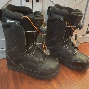Gently used black woman’s size 7.5 snowboard boots.